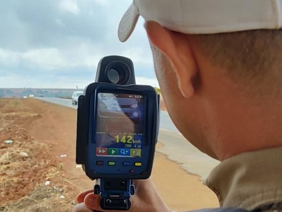 Polícia Rodoviária flagra motoristas a mais de 170 km/h em rodovias de Patos de Minas e Presidente Olegário