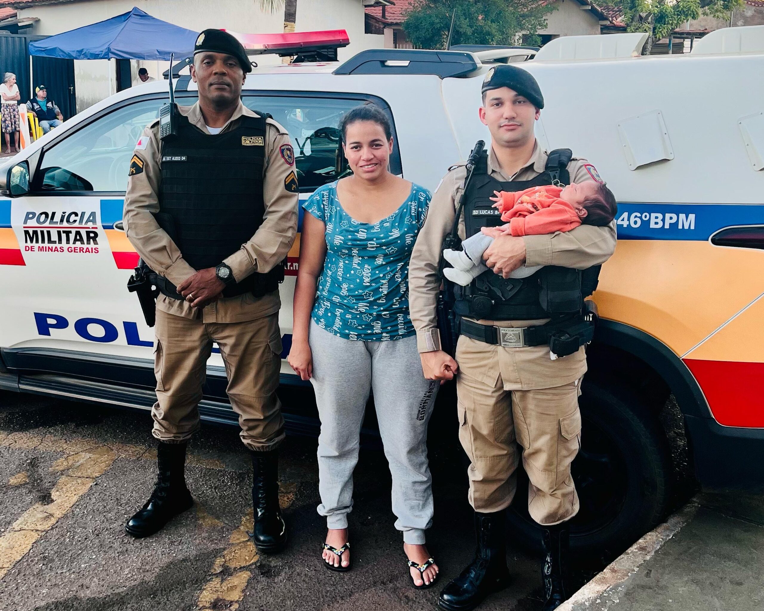 Policiais militares salvam bebê de um mês engasgado durante amamentação em Monte Carmelo