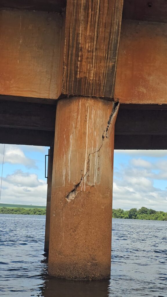 Foto mostra rachadura em pilares da ponte que liga MG a SP