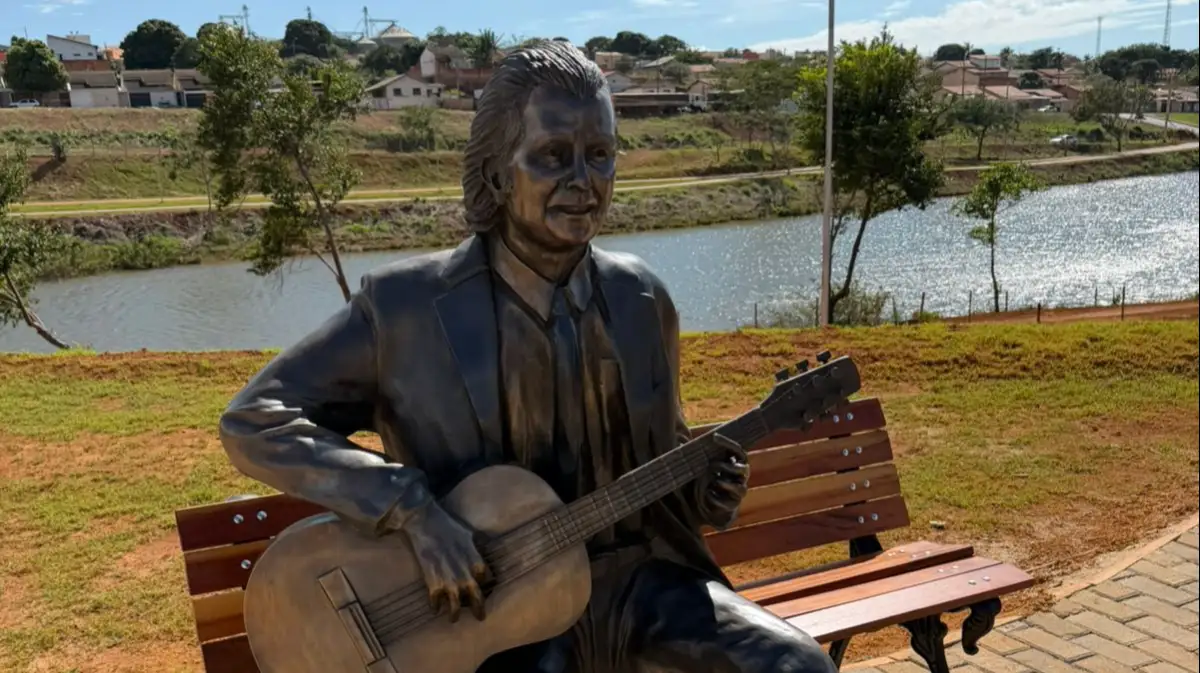 Prefeitura inaugura estátua de bronze em homenagem ao poeta Goiá