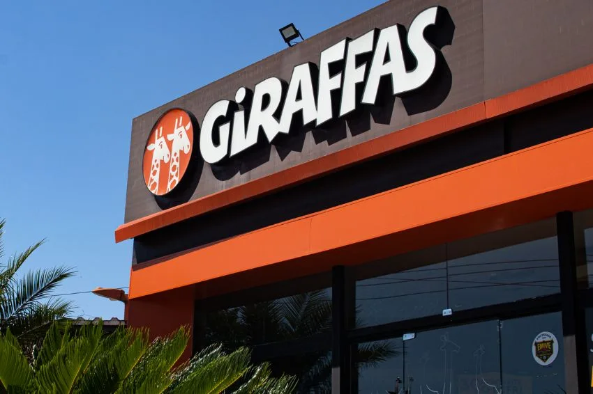 Preparando inauguração, Giraffas abre vaga de atendente em Monte Carmelo