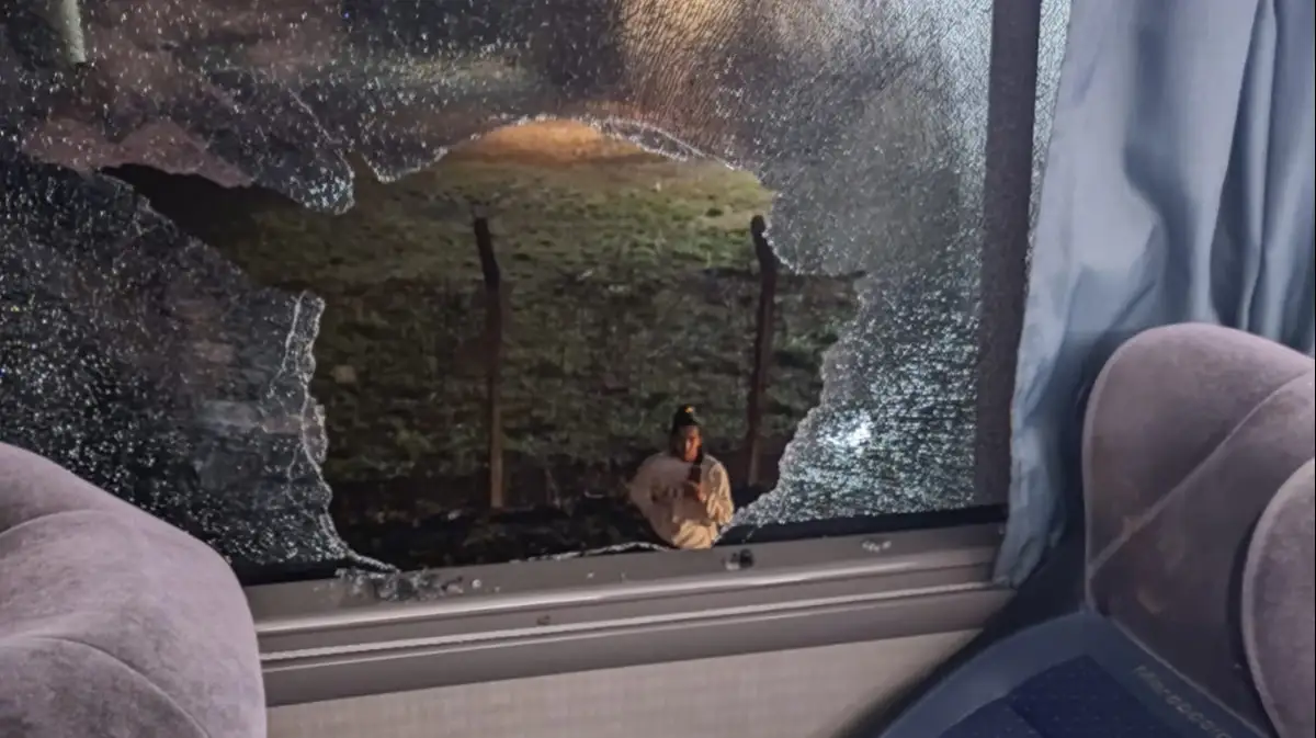 ônibus de transporte interestadual atingido por pedra