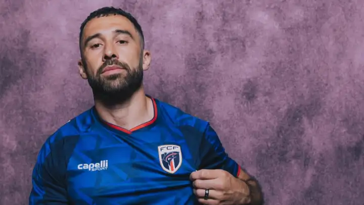 jogador com a camisa da seleção de cabo verde
