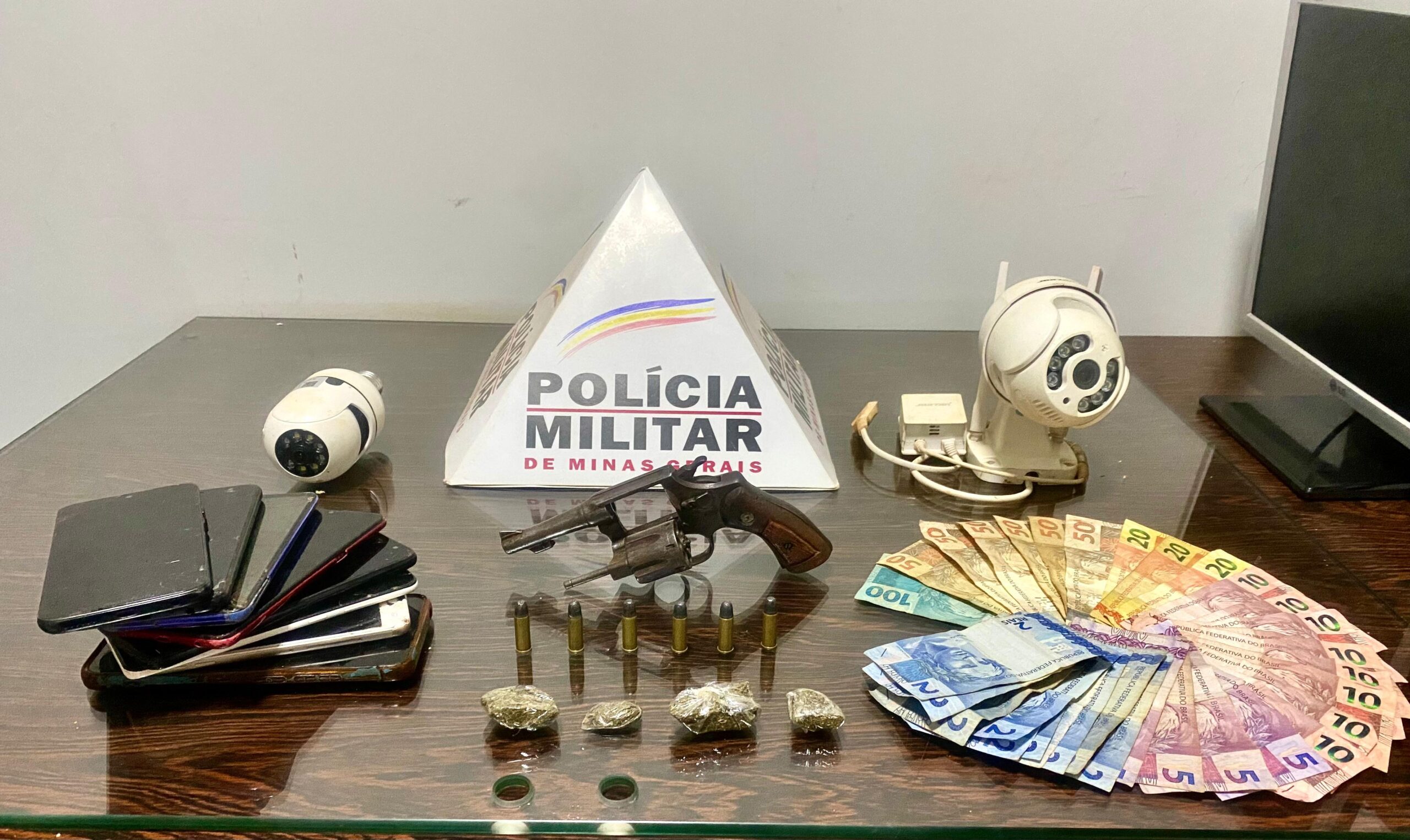 Quatro presos por tráfico de drogas em Iraí de Minas