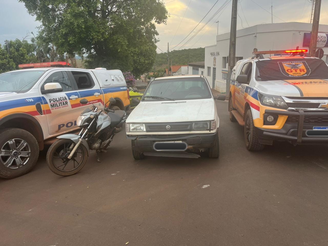 Quatro são presos em Indianópolis com veículos furtados em Uberlândia e Monte Alegre de Minas