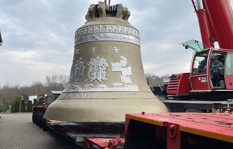 Sino gigante Vox Patris passa pela região do Triângulo Mineiro a caminho do novo santuário em Trindade-GO