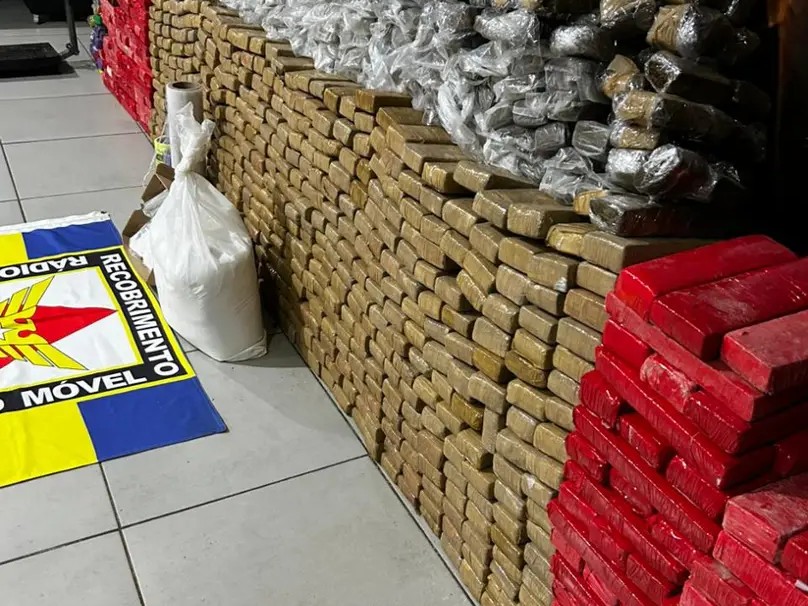 Traficante é baleado, chama a polícia e acaba preso com 1 tonelada de maconha
