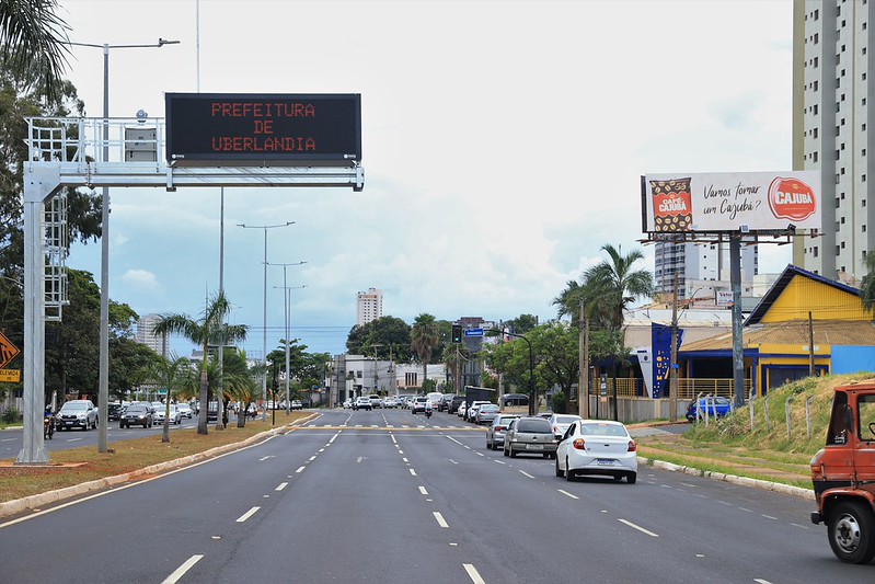Uberlândia instala painéis eletrônicos na Rondon Pacheco para alertar motoristas sobre clima, trânsito e rotas alternativas
