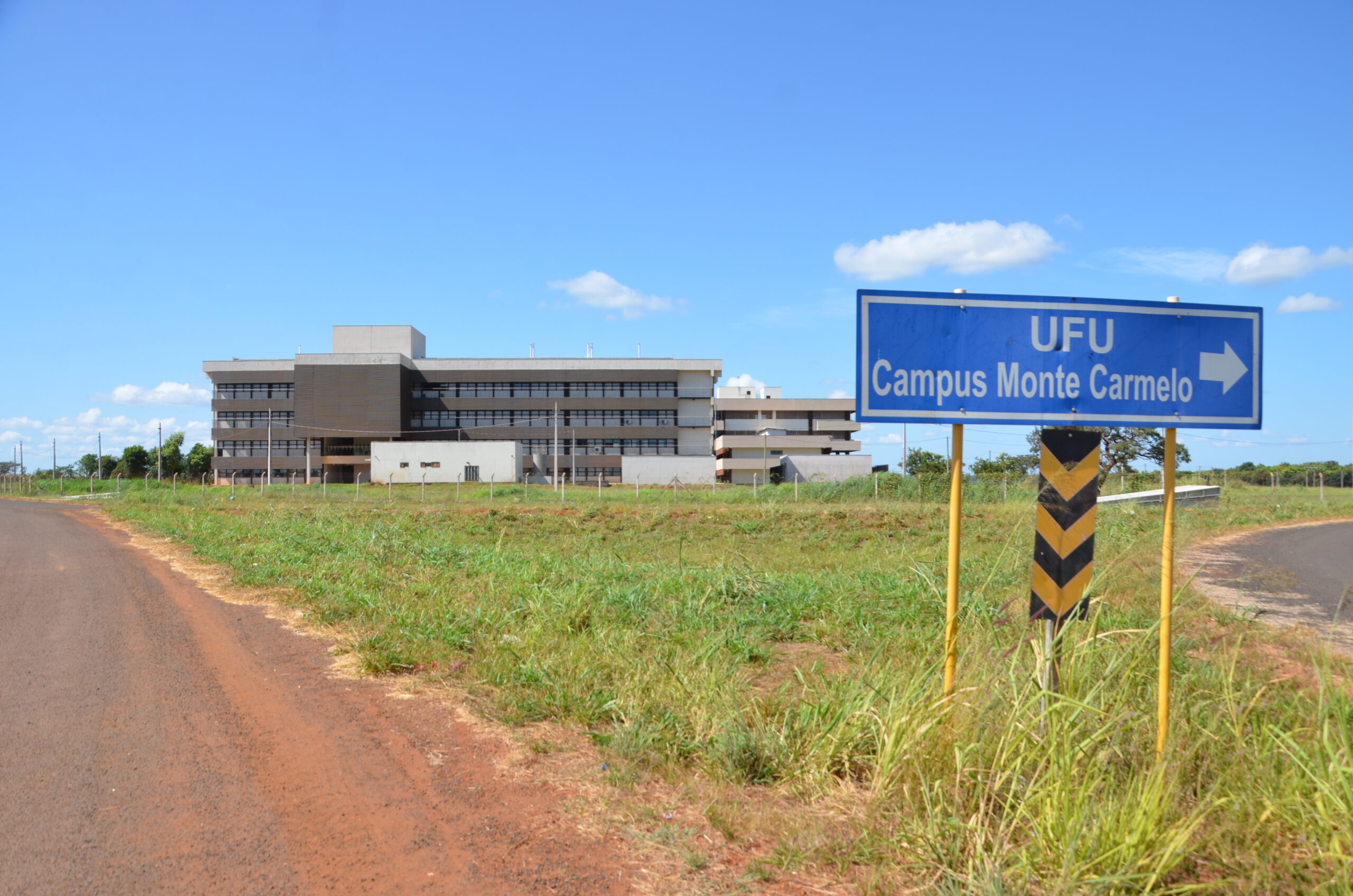 UFU abre concurso para professor com 11 vagas e salário de até R$ 13,2 mil