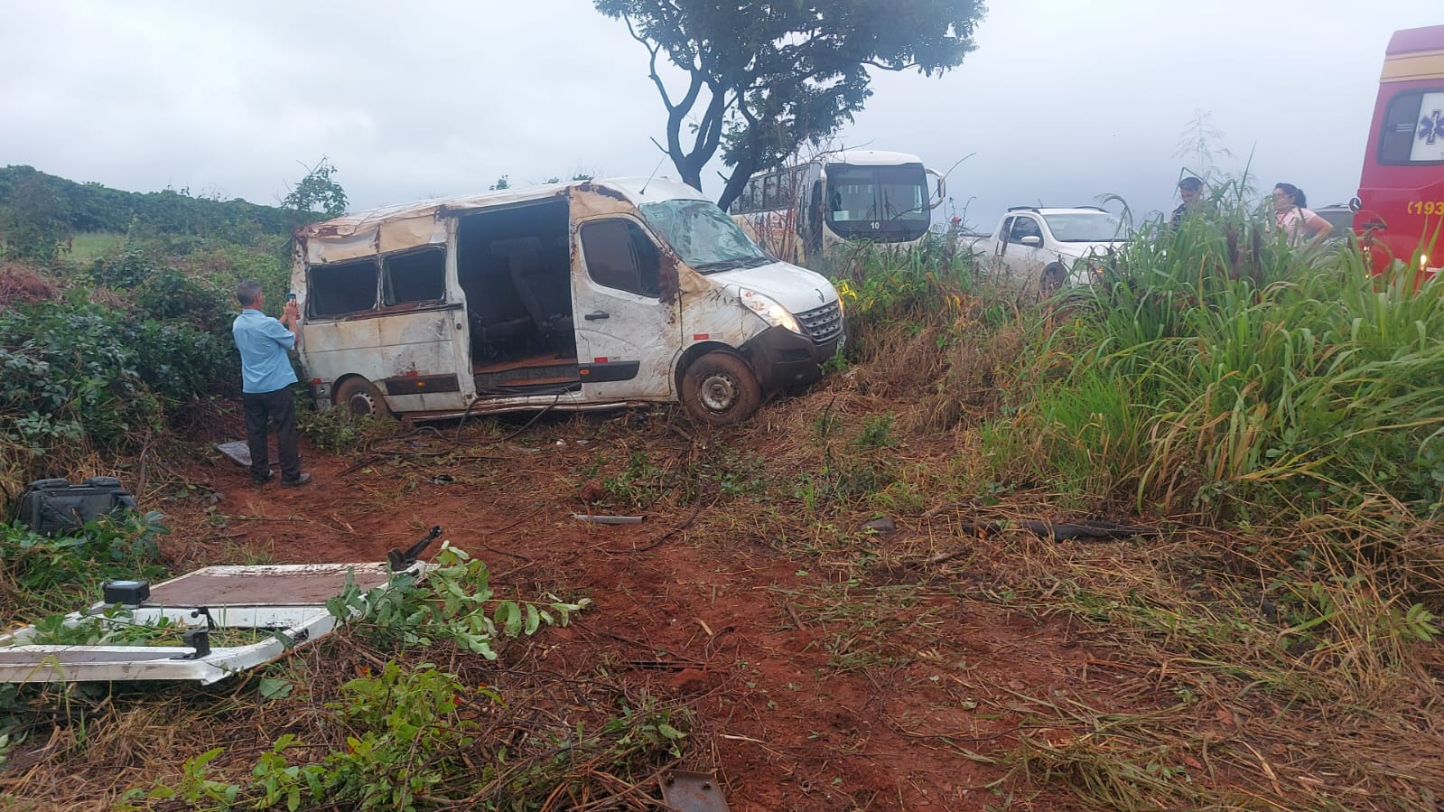 Van com trabalhadores capota na MG-188, em Patrocínio