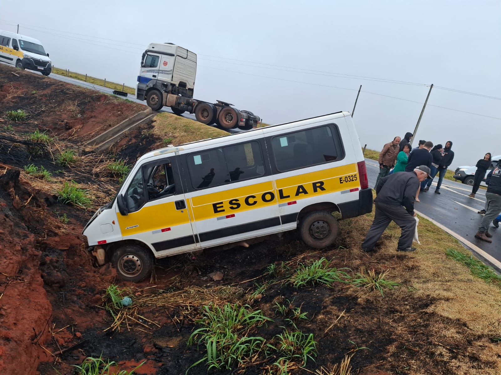 Van escolar cai em ribanceira após colisão com caminhão em Uberlândia; duas crianças ficaram feridas