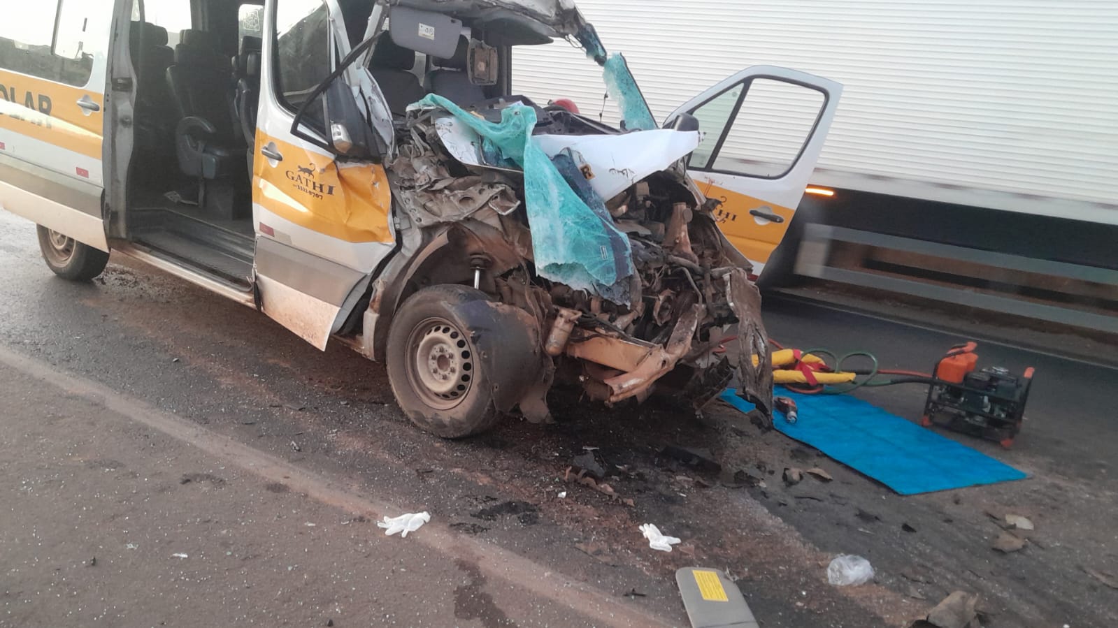 Van escolar colide com caminhão na BR-050 em Uberaba; motorista sofre ferimentos leves