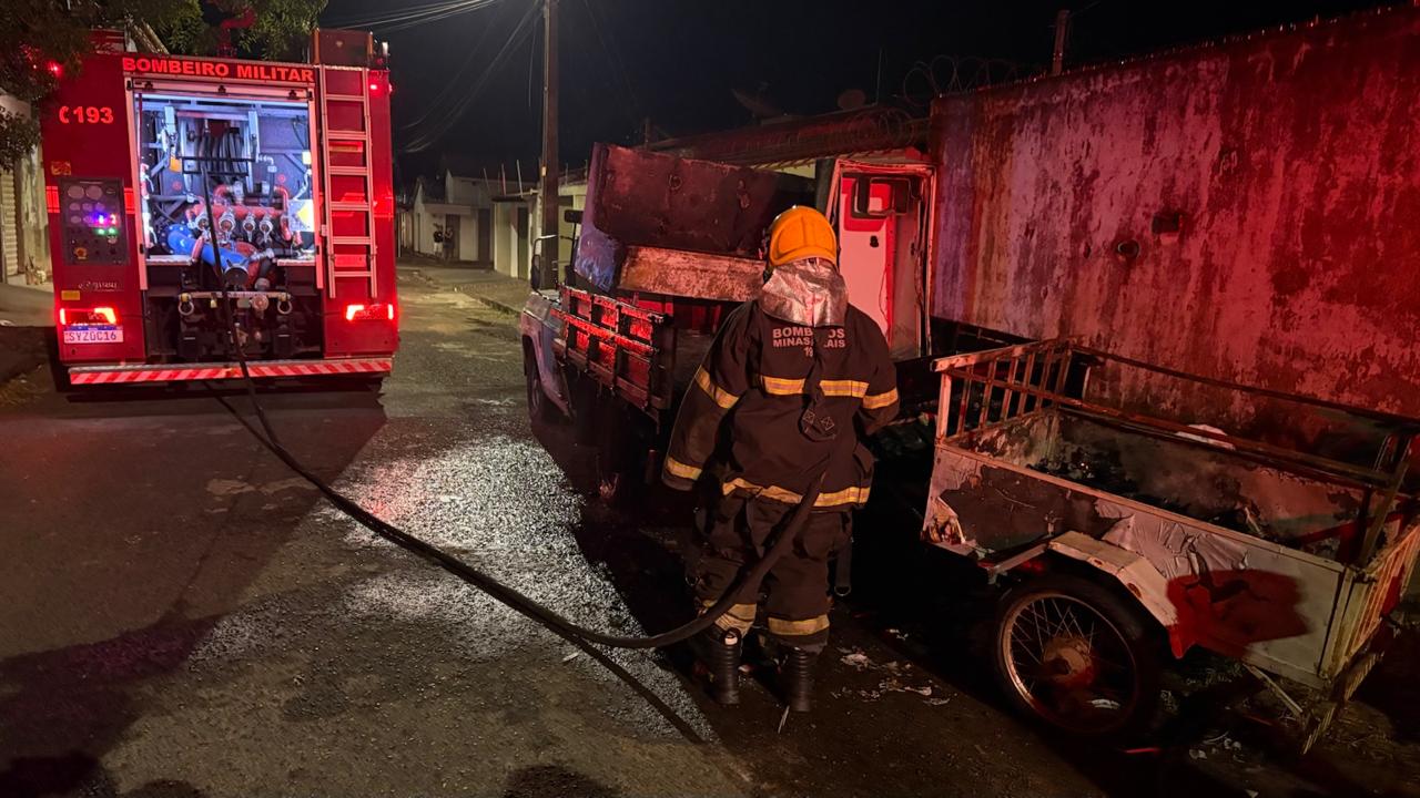 Veículo com materiais recicláveis pega fogo em Araguari