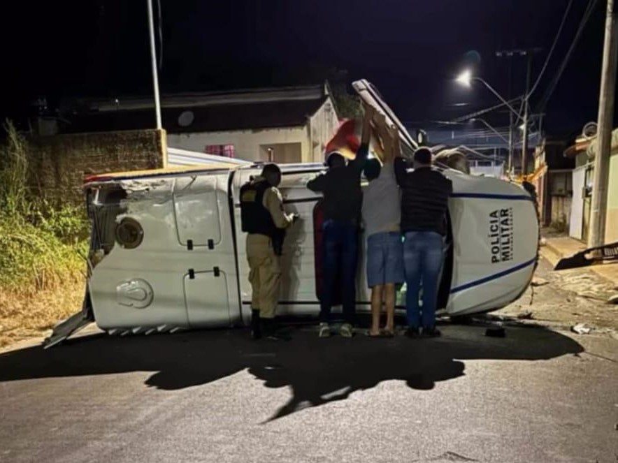 Viatura da PM capota durante perseguição a motociclista suspeito em Estrela do Sul