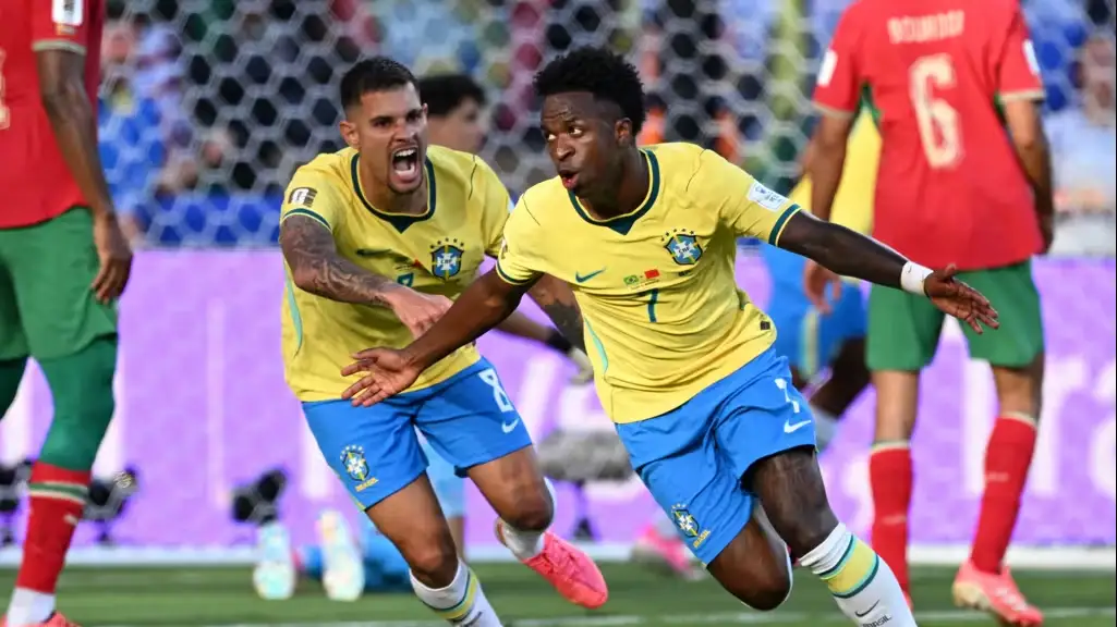 Vinicius Junior e Bruno Guimarães comemoram gol