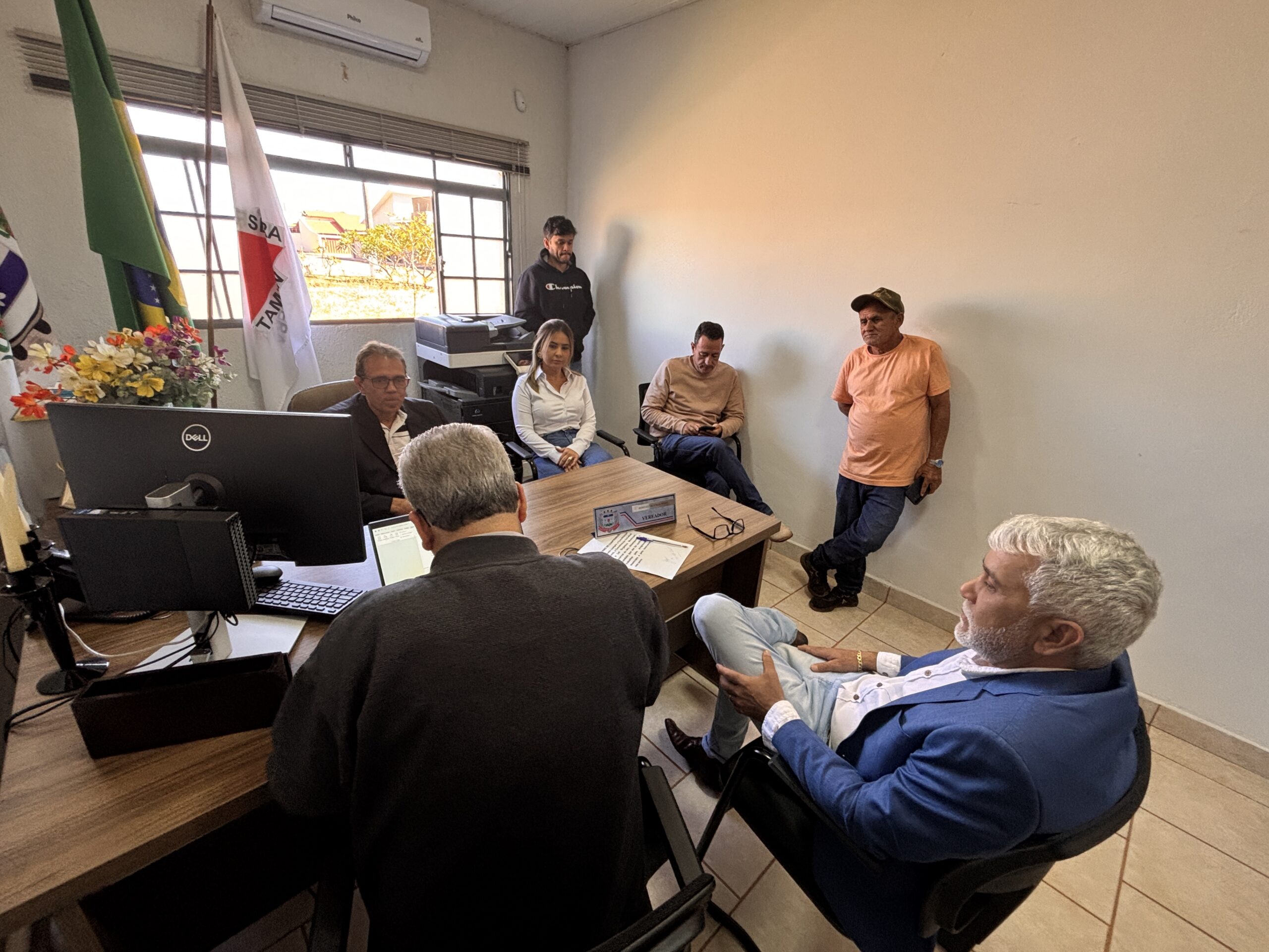 Zé do Povo toma posse na Câmara de Monte Carmelo após afastamento do vereador Batata