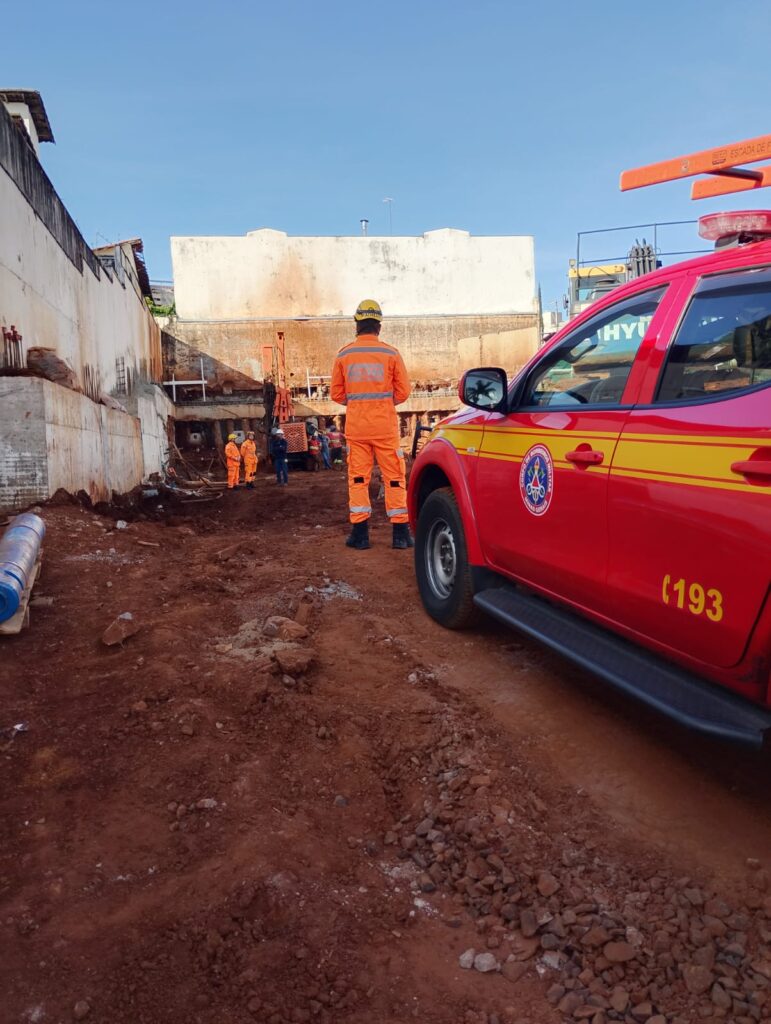 Viaturas do Corpo de Bombeiros em obra na Rua Anita, em Uberlândia, após acidente com perfuratriz