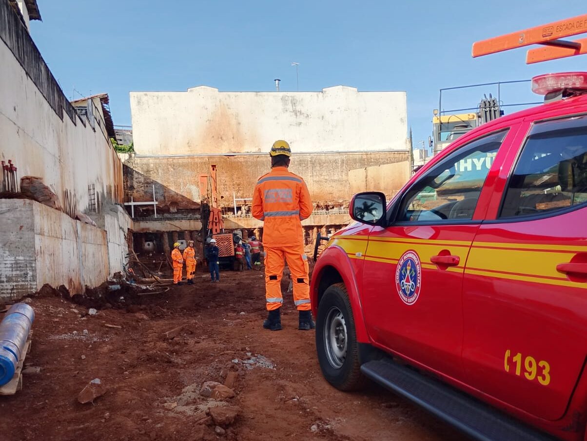 Viaturas do Corpo de Bombeiros em obra na Rua Anita, em Uberlândia, após acidente com perfuratriz